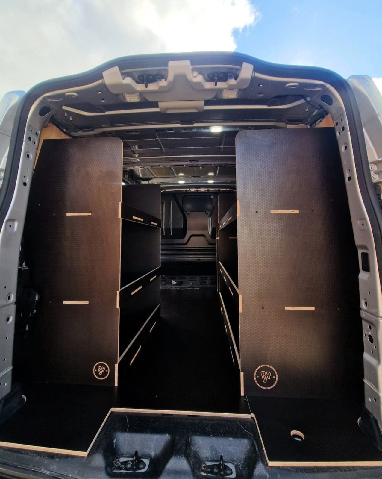 Dual Side Racking with Integrated Workstation